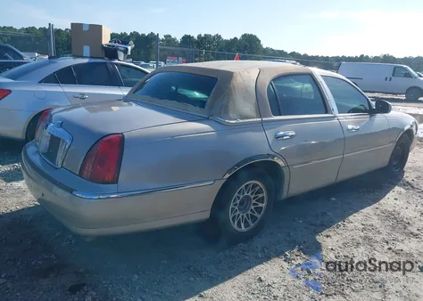 1999 Lincoln Town Car Signature z USA, uszkodzony, nr VIN 1LNHM82W6XY642334